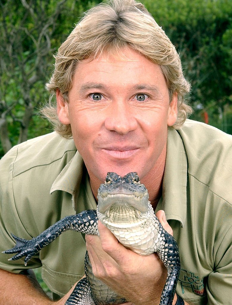 The Crocodile Hunter", Steve Irwin, poses with a three foot long alligator at the San Francisco Zoo | Photo: Getty Images