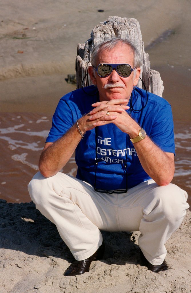 Sam Peckinpah posiert während einer Veranstaltung 1987 in Malibu, Kalifornien | Quelle: Getty Images