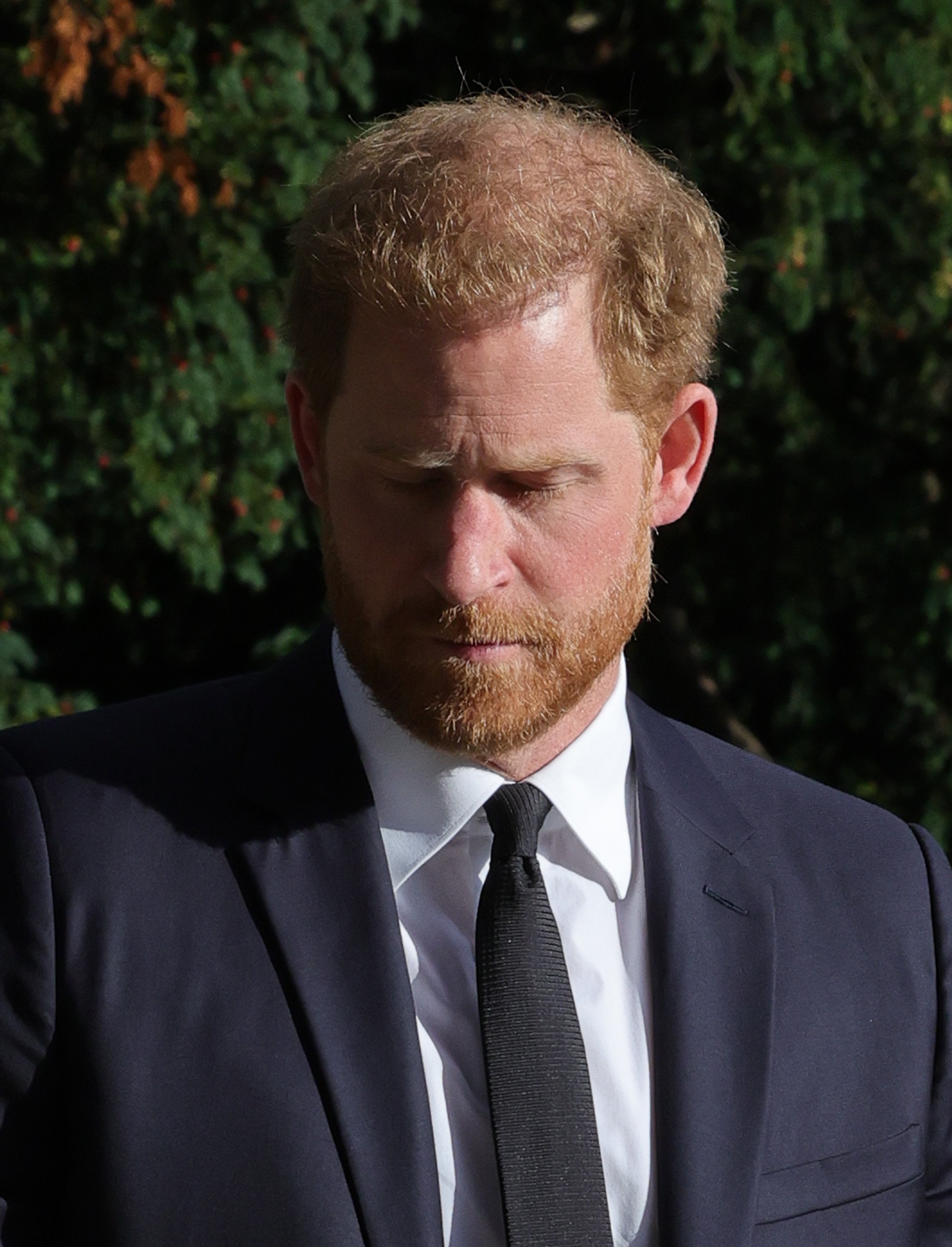 Prinz Harry, Herzog von Sussex, betrachtet am 10. September 2022 in Windsor, England, Blumen und Ehrungen für Königin Elizabeth. | Quelle: Getty Images