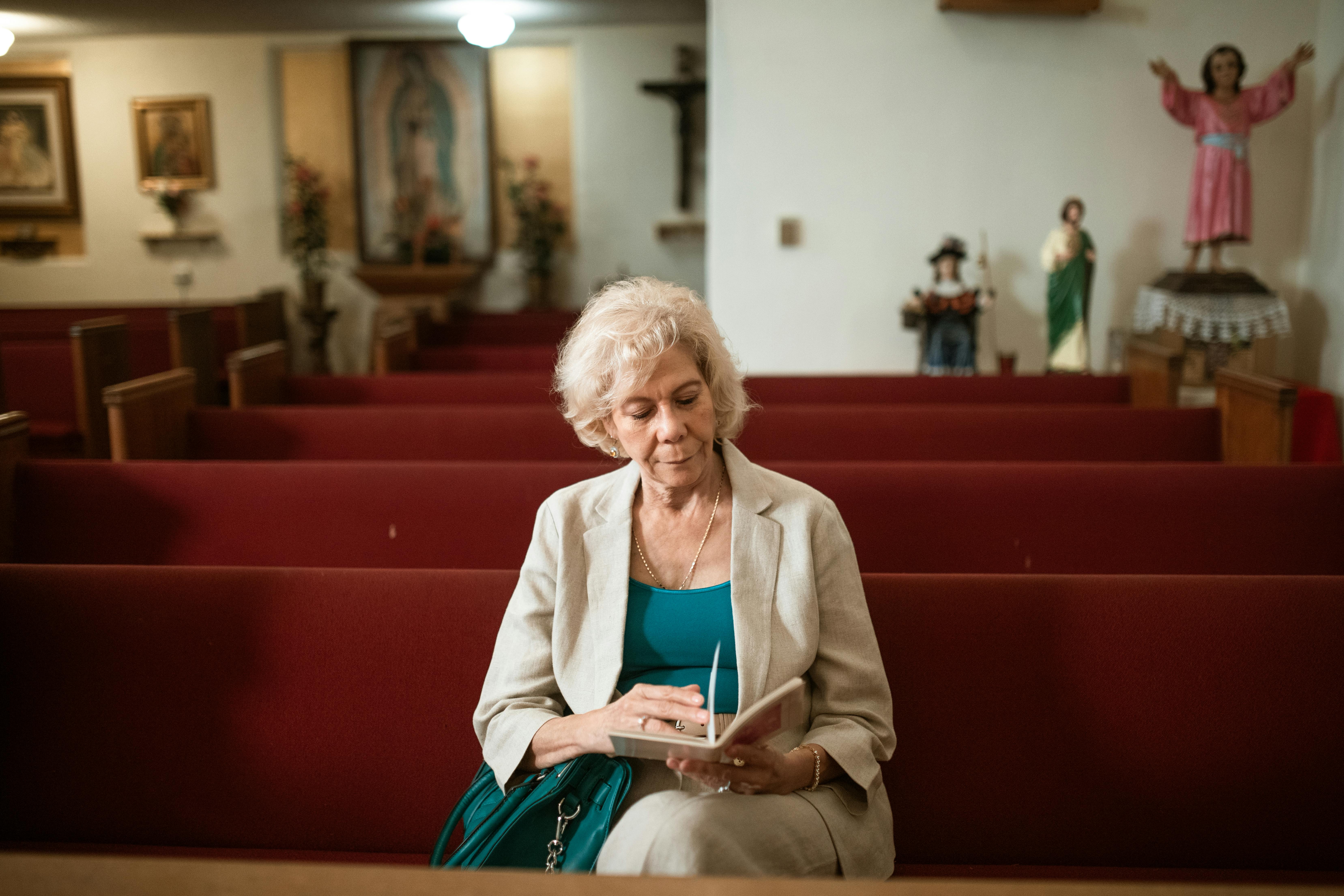 Elderly woman reading a bible | Source: Pexels