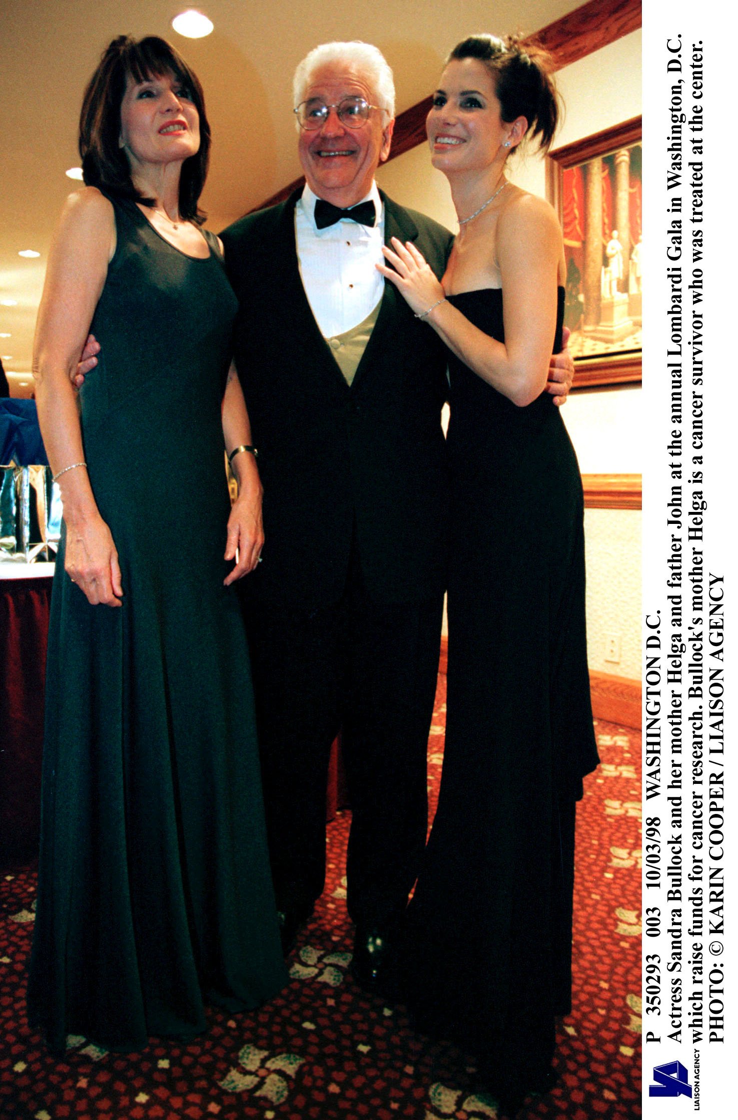 Sandra Bullock und ihre Mutter Helga und Vater John bei der jährlichen Lombardi-Gala in Washington, D.C. | Quelle: Getty Images