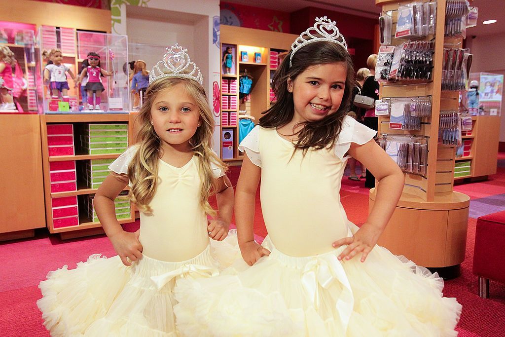 Sophia Grace Brownlee and Rosie McClelland visit "Extra" at The Grove on May 11, 2012 in Los Angeles, California. | Photo: Getty Images