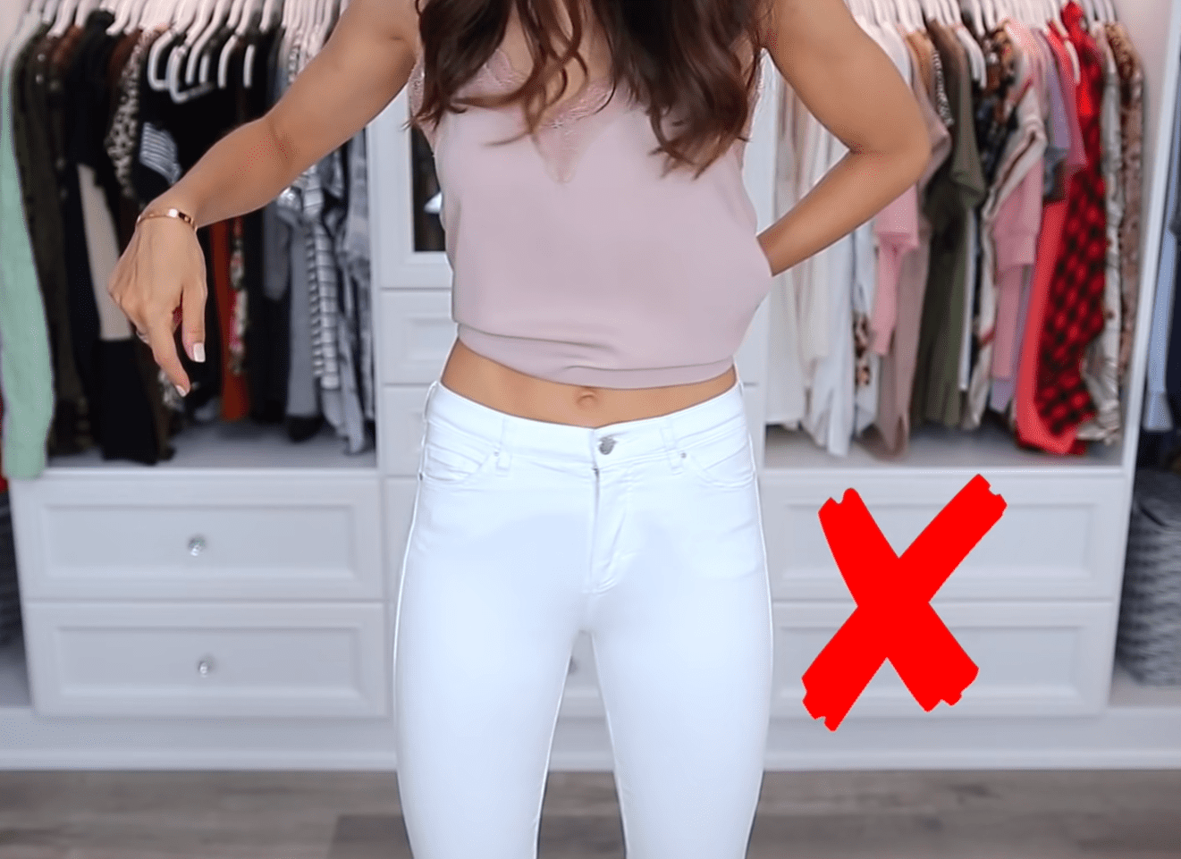 Shea Whitney demostrando un pantalón. | Foto: YouTube/Shea Whitney Shea Whitney demostrando un pantalón. | Foto: YouTube/Shea Whitney