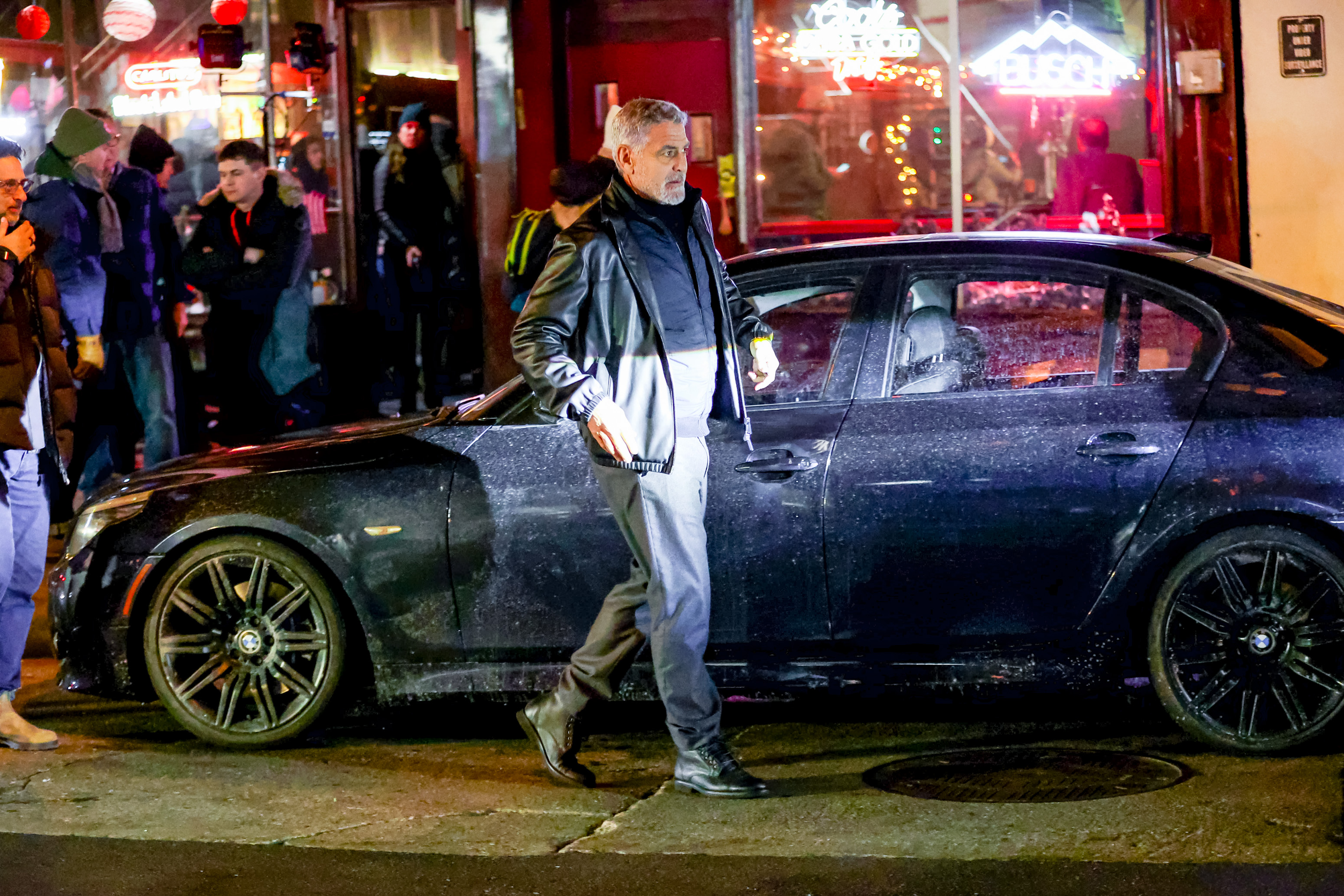 George Clooney am Filmset der "Wölfe" in Queens am 25. Januar 2023, in New York City | Quelle: Getty Images