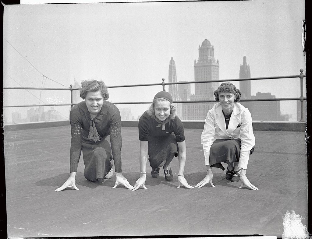 Helen Stephens, Betty Robinson, and Dee Boeckman, pictured in Chicago after they signed contracts to turn professional on September 08, 1937 | Photo: Getty Images 