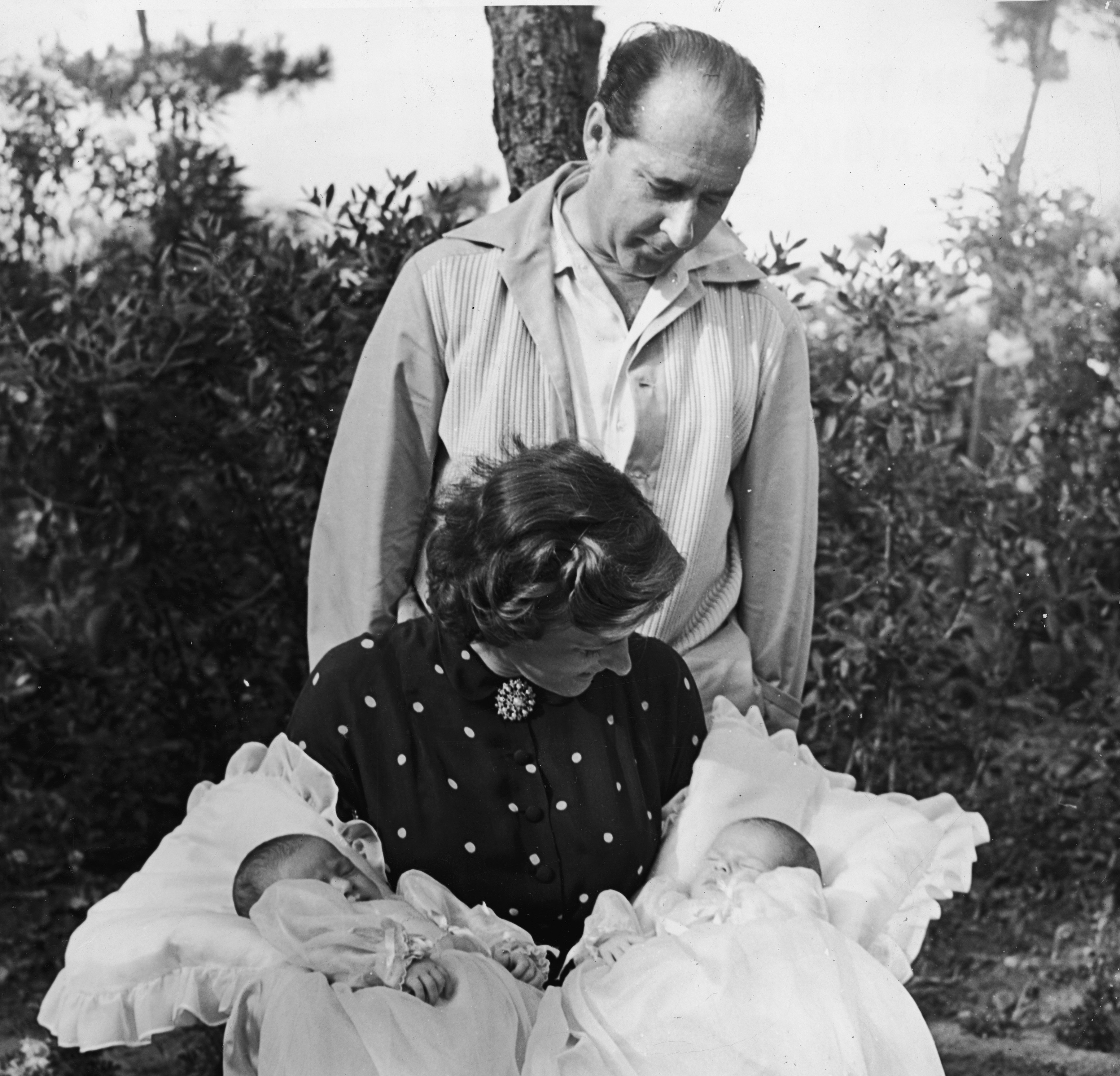 Photo of Roberto Rossellini, Ingrid Bergman, Isabella Rossellini, and Isotta Rossellini at their Summer home outside Rome, July 10, 1952 | Source: Getty Images