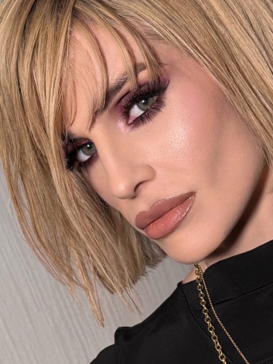 Kelly Osbourne poses for a photo, dated 22 March 2026. | Source: Instagram/makeupwithjourdan