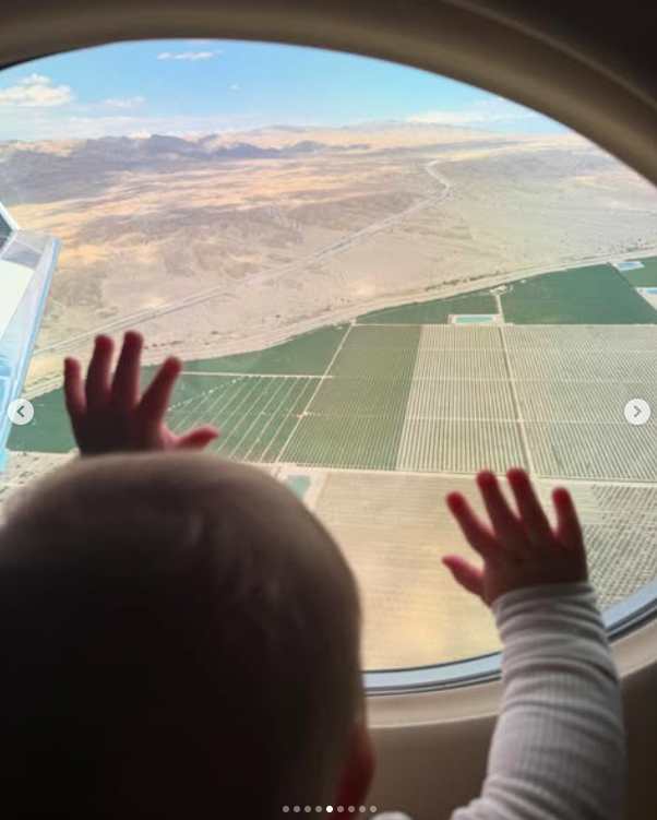 Jack Blues Bieber looking out a plane window. | Source: Instagram/haileybieber