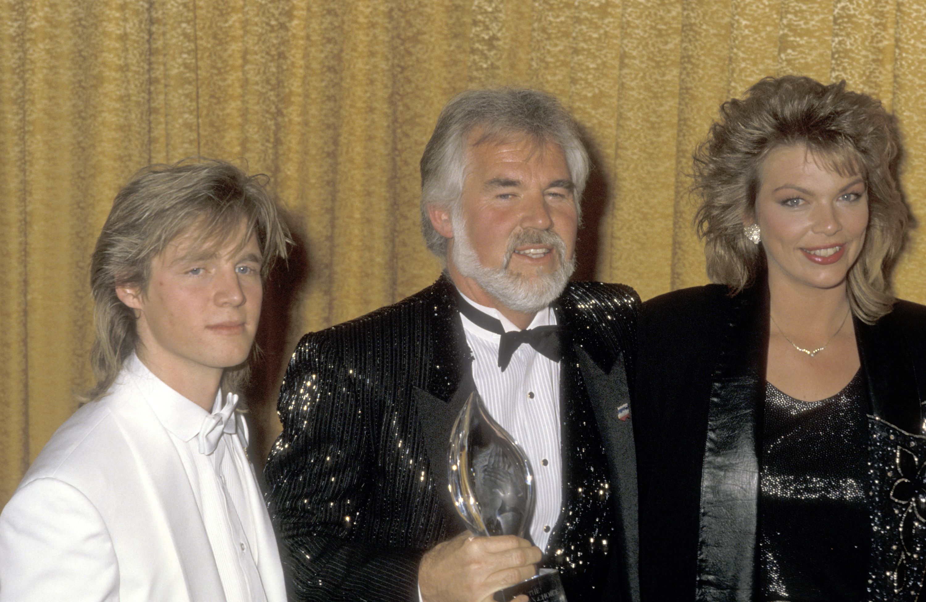 Kenny Rogers, son Kenny Rogers, Jr. and daughter Carole Rogers at the 12th Annual People's Choice Awards in 1986 | Source: Getty Images