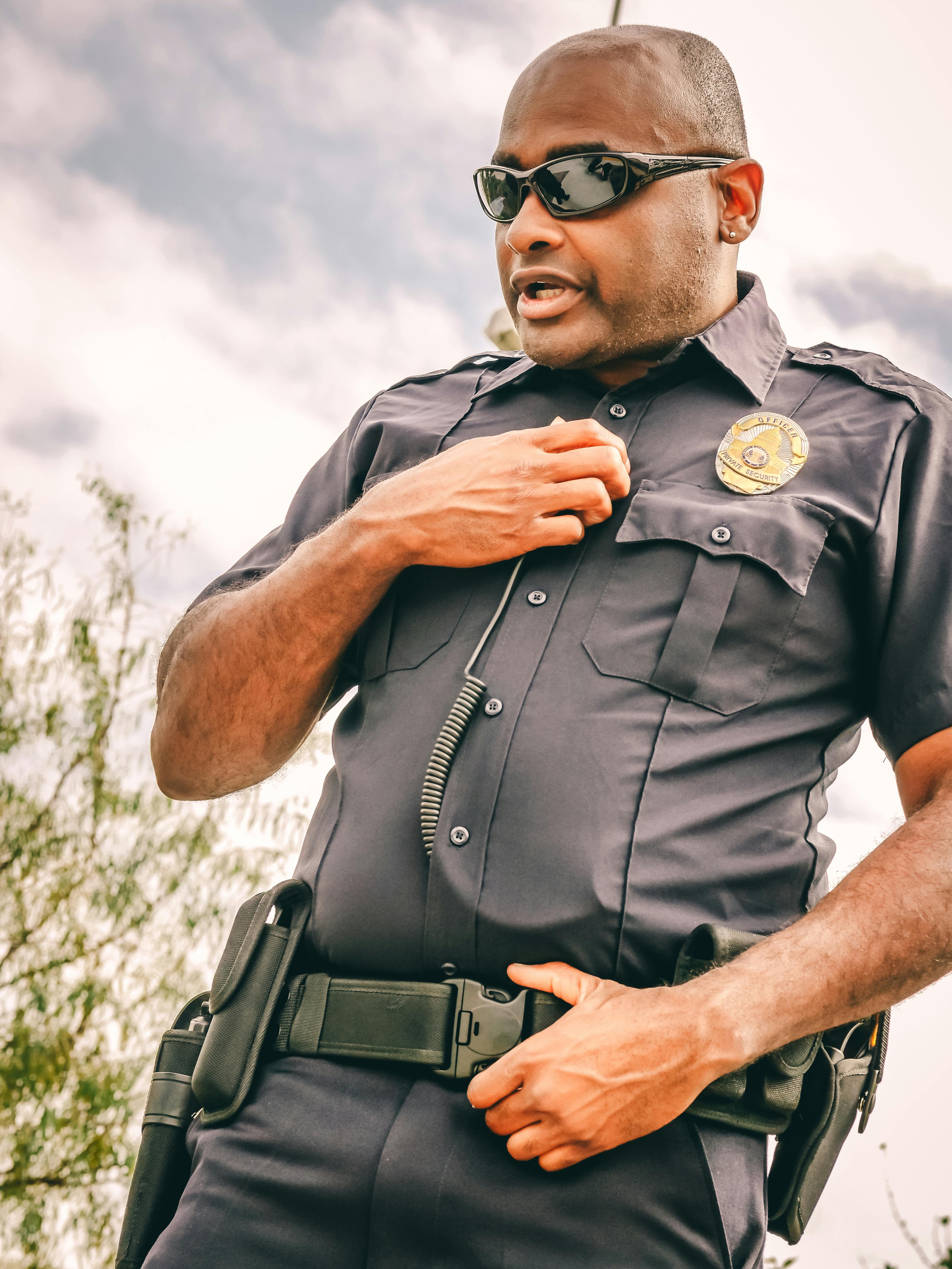 A police officer talking into his walkie-talkie | Source: Pexels