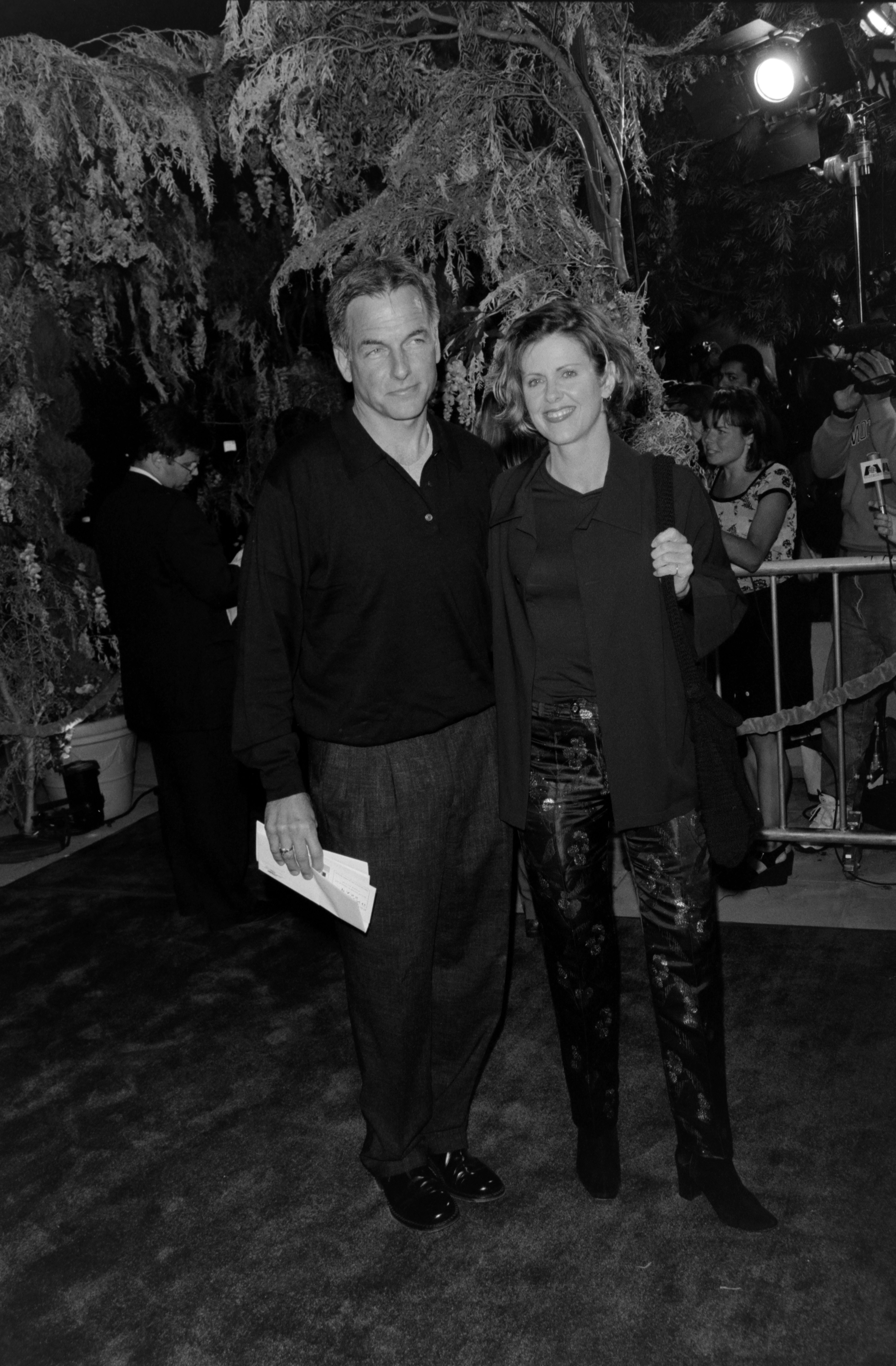 Pam Dawber decided it was better to focus on her children than to keep chasing fame. At this event, she and Mark Harmon attended the premiere of "What Dreams May Come" at the Academy Theater on September 30, 1998, in Beverly Hills, California. | Source: Getty Images