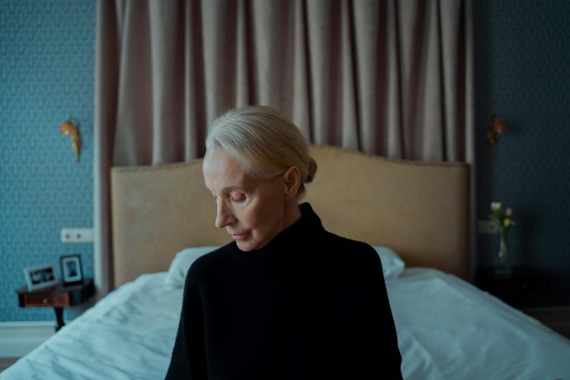 A woman sitting on a bed | Source: Pexels