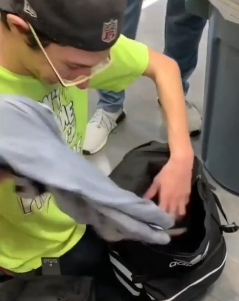 Dylan Guilmette packt seine Geschenke aus. | Quelle: Instagram/sportscenter