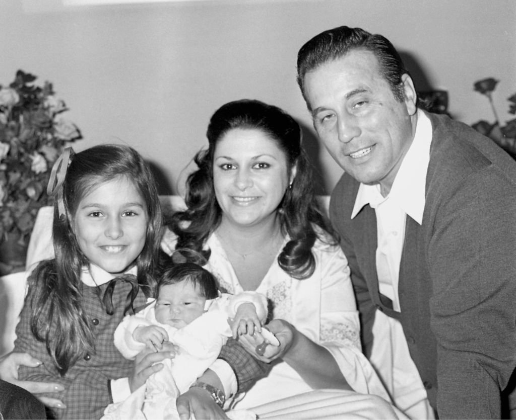 Victoriano Valencia junto a su mujer y sus hijas en 1982. | Foto: Getty Images