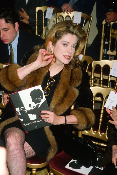 Catherine Deneuve assiste à un défilé Yves Saint Laurent pendant la Semaine de la mode à Paris. |Photo : Getty Images Catherine Deneuve assiste à un défilé Yves Saint Laurent pendant la Semaine de la mode à Paris. |Photo : Getty Images