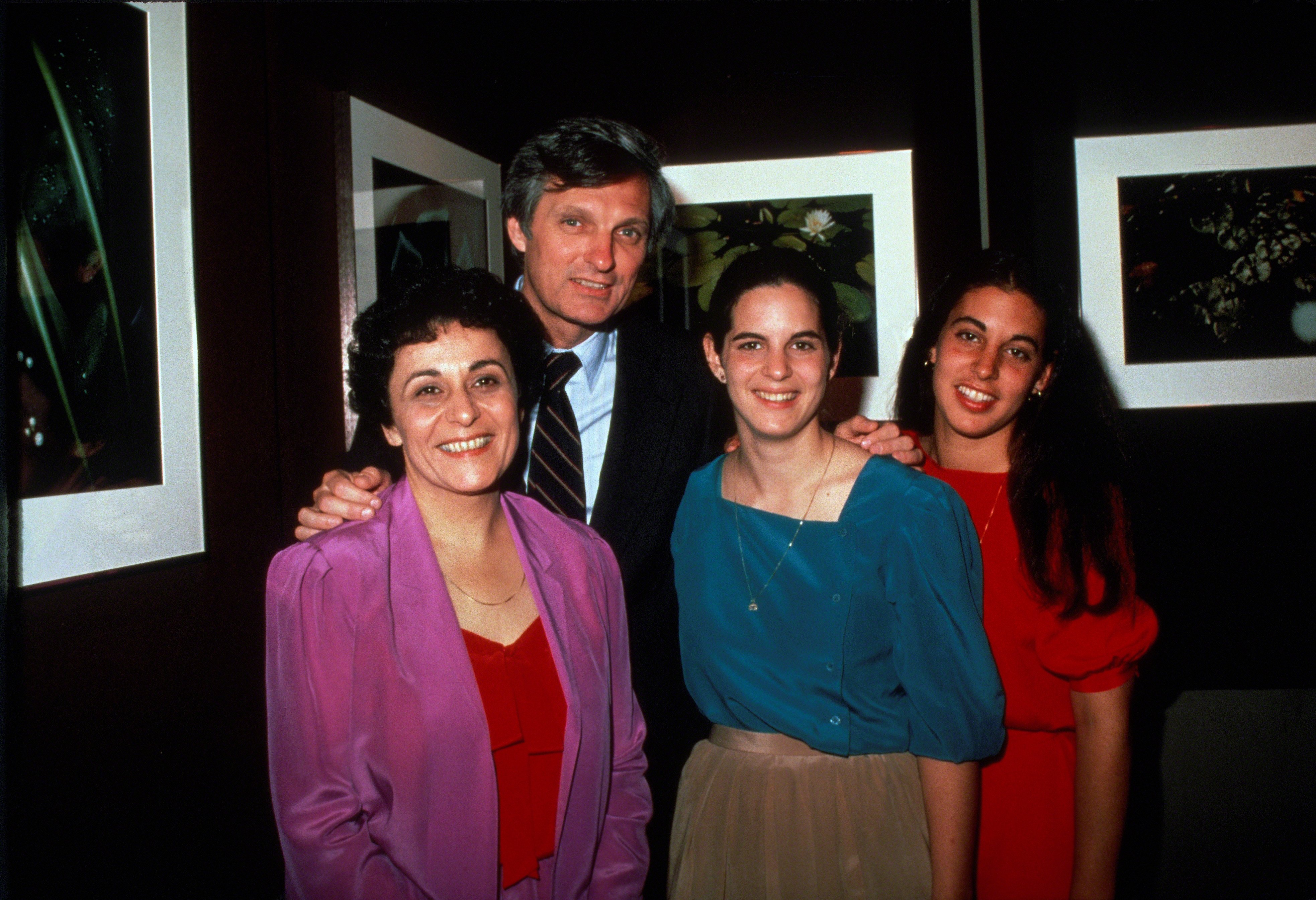 Alan Alda, su esposa Arlene y sus hijas fotografiadas en 1981 en Nueva York. | Foto: Getty Images