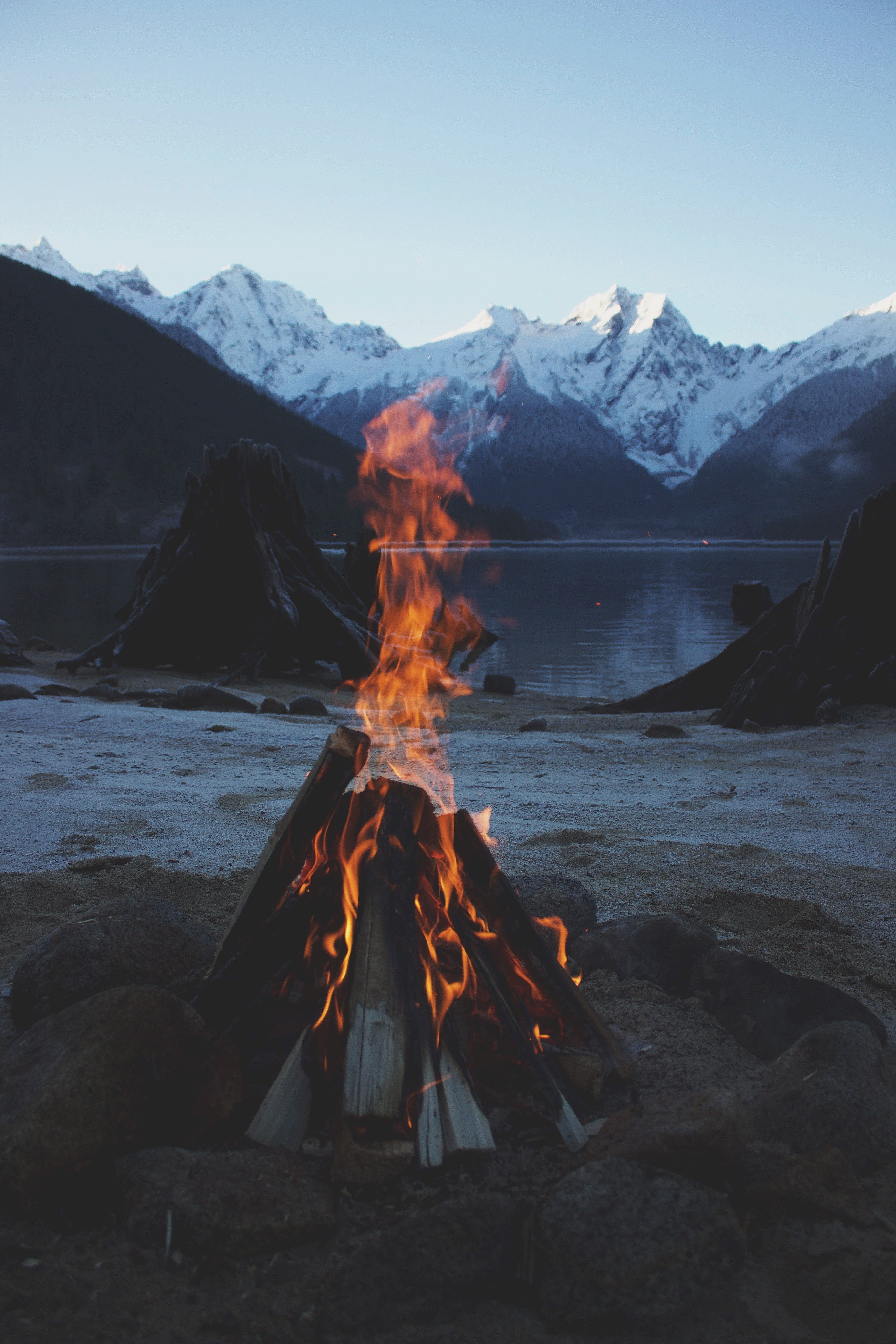 Monique lit a fire so that she and Peter could eat. | Photo: Pexels