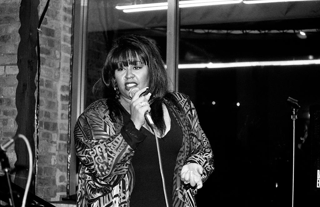 Die Sängerin Vesta tritt im August 1993 im Jazz Oasis in Chicago, Illinois auf. | Quelle: Getty Images