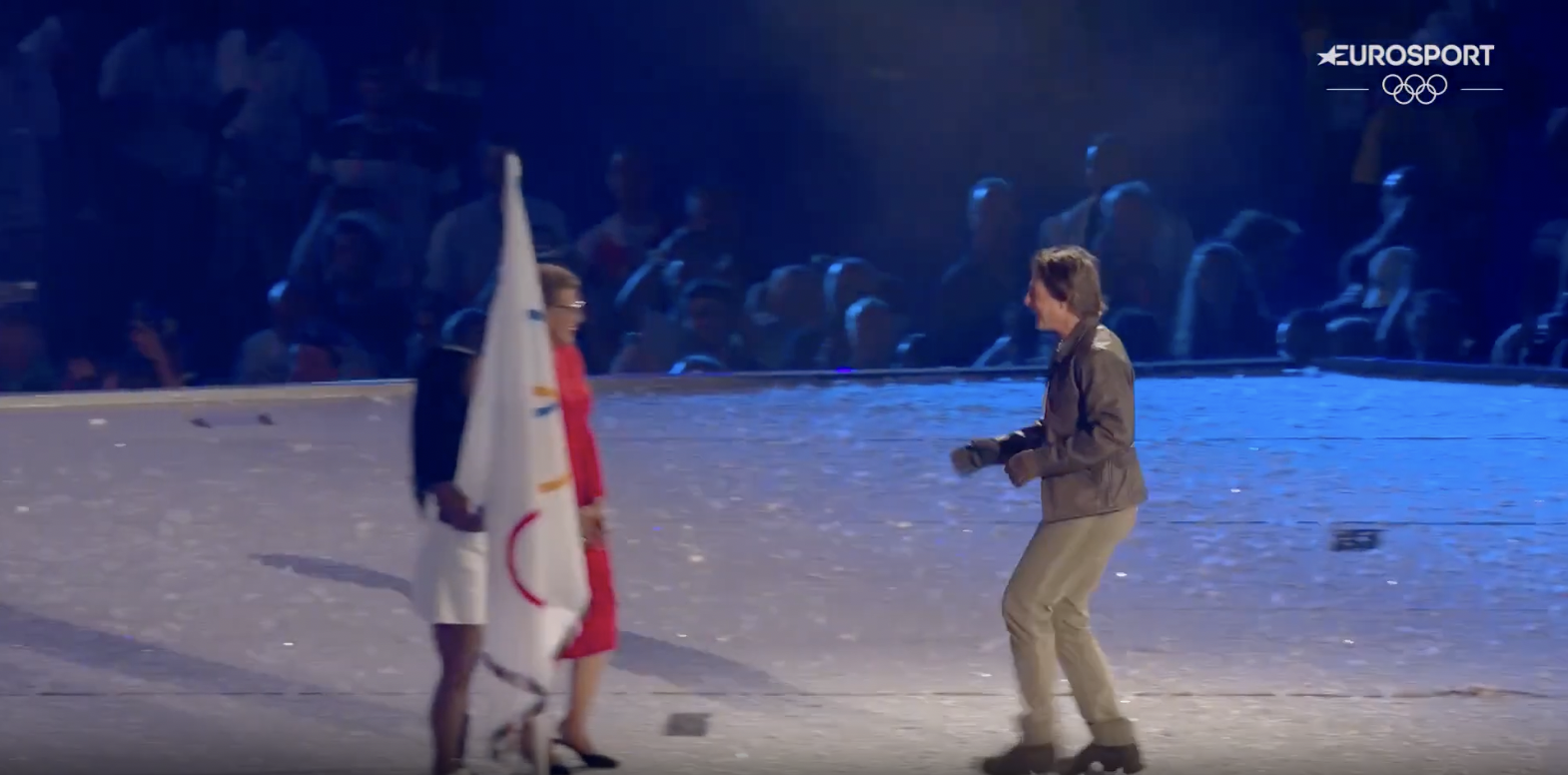 Tom Cruise arriving on the main stage to take the flag from Simone Biles and Karen Bass, posted on August 12, 2024 | Source: YouTube/Eurosport