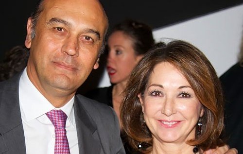El arquitecto y empresario Juan Muñoz acompaña a su esposa Ana Rosa Quintana en un evento. | Foto: Getty Images