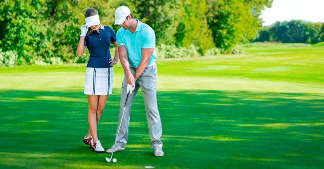 A photo of a couple playing golf. | Photo: Shutterstock