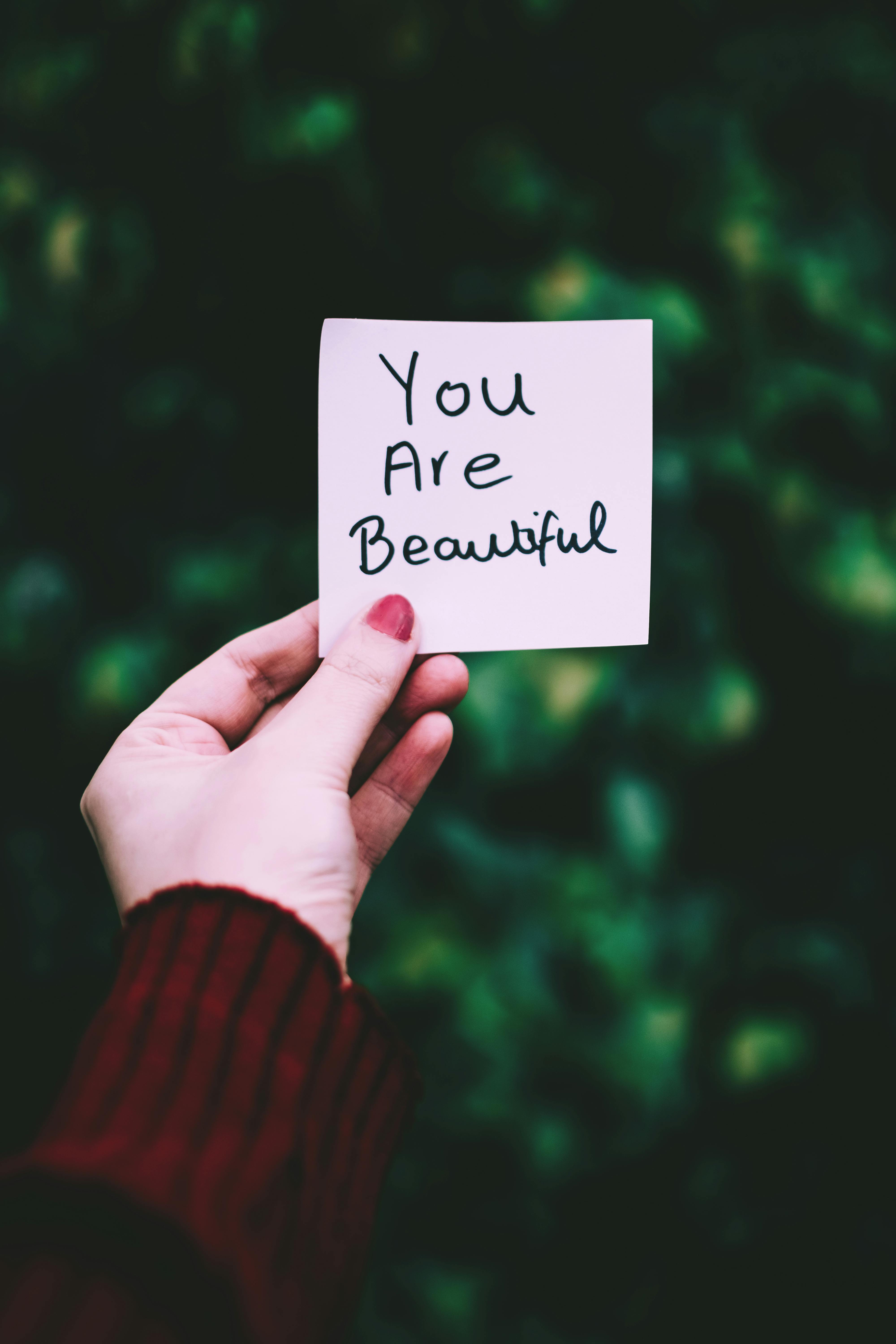 Person holding a sticky note | Source: Pexels