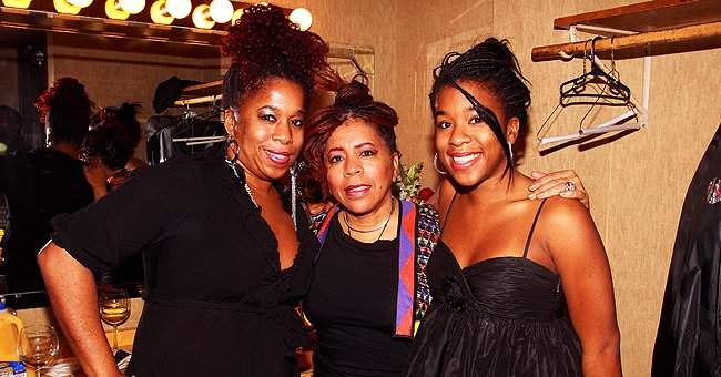 Singer Valerie Simpson with her daughters, Nicole and Asia at the Star Plaza Theatre on December 10, 2011 | Photo: Getty Images