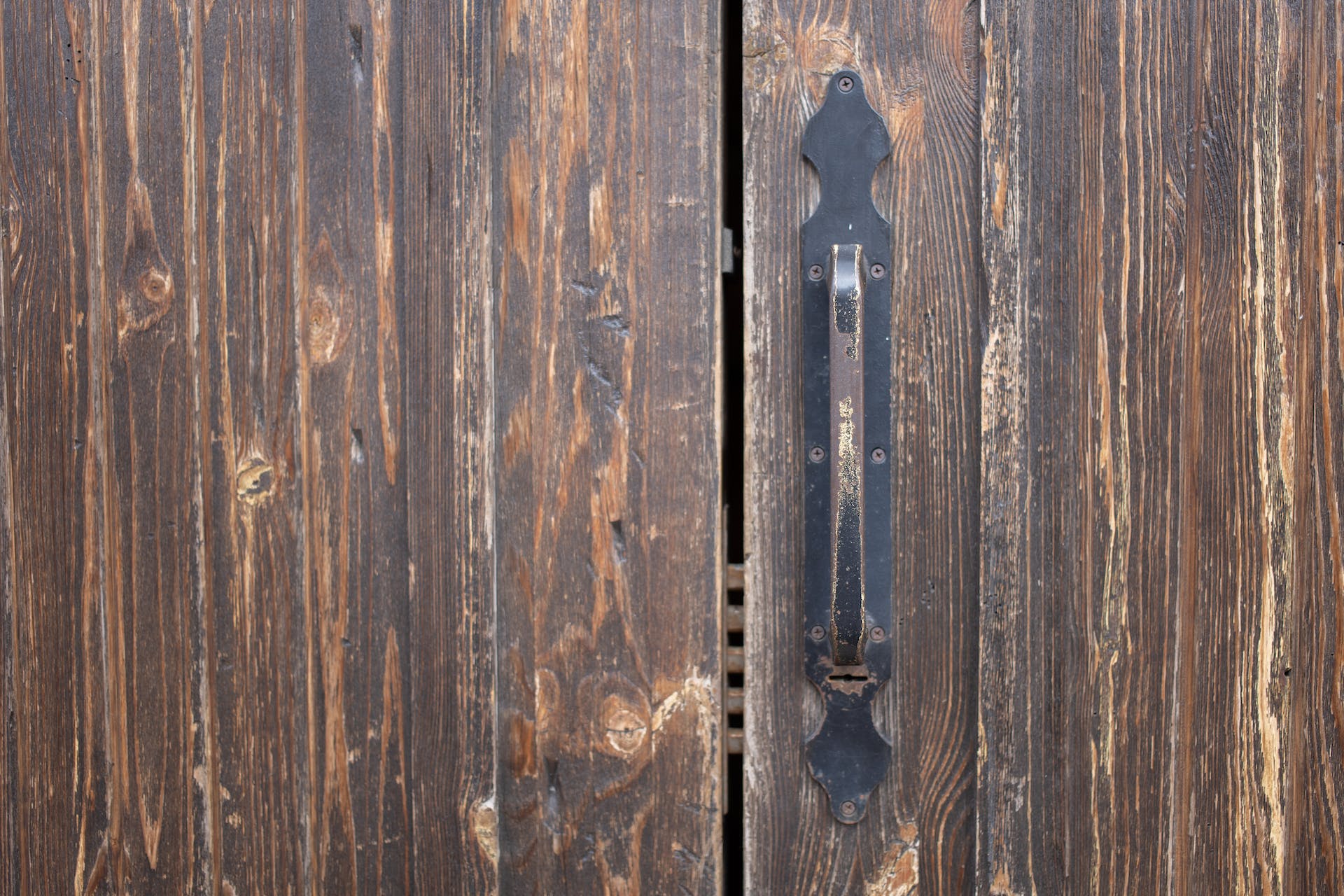 Close-up of a wooden door | Source: Pexels