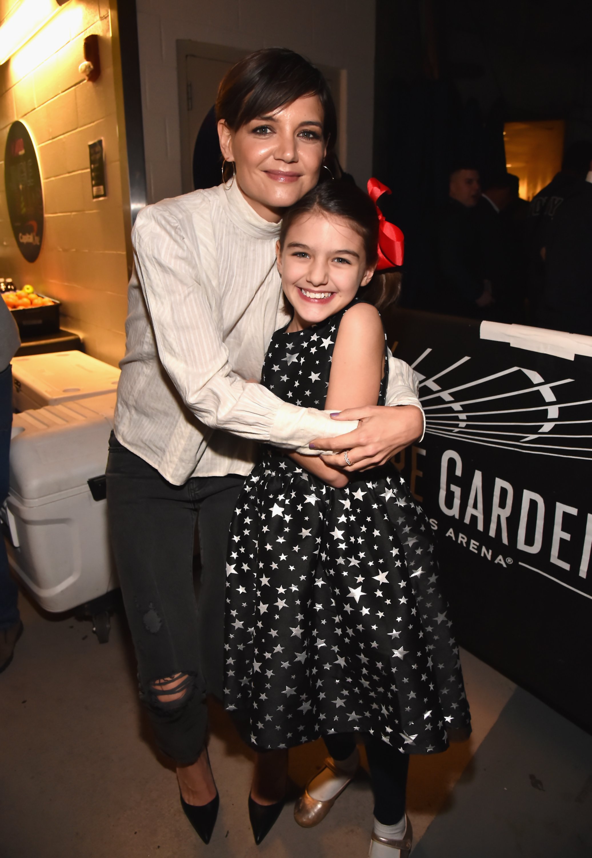 Aktris Katie Holmes ve kızı Suri, 8 Aralık 2017'de New York'ta |  Kaynak: Getty Images