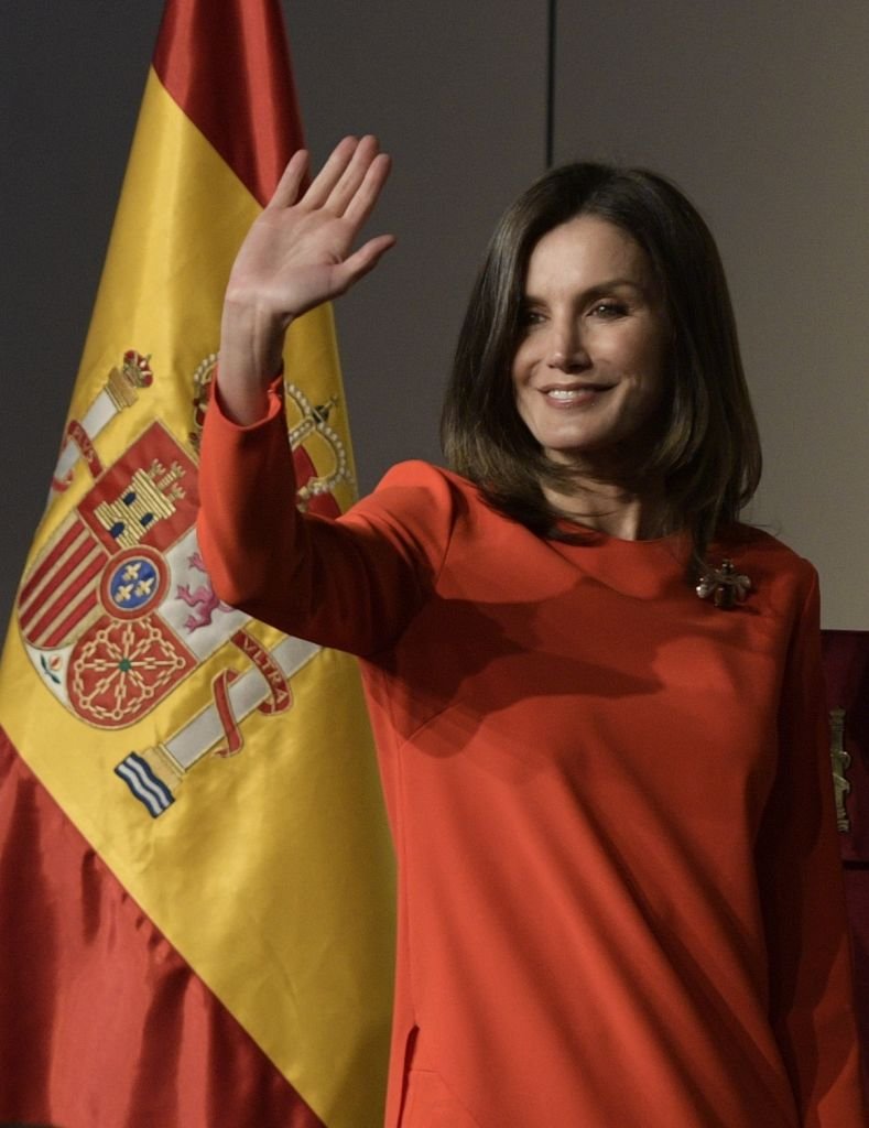 La reina Letizia de España saludando al público. | Foto: Getty Images