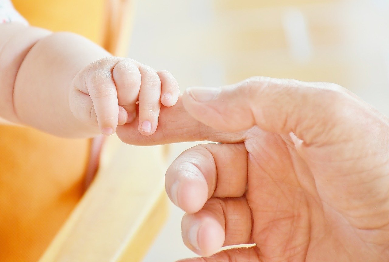 Bebé agarra el dedo de su padre.| Foto: Pixabay Bebé agarra el dedo de su padre.| Foto: Pixabay