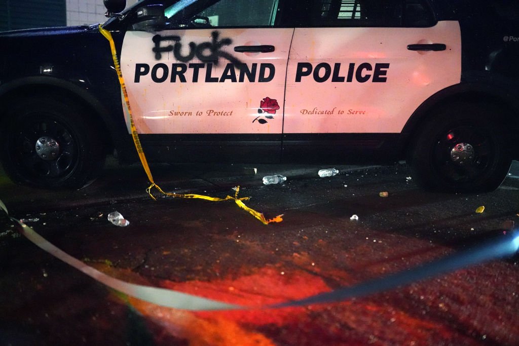 A vandalized police cruiser is seen at the Portland Police Bureau North Precinct on August 22, 2020 | Photo: Getty Images
