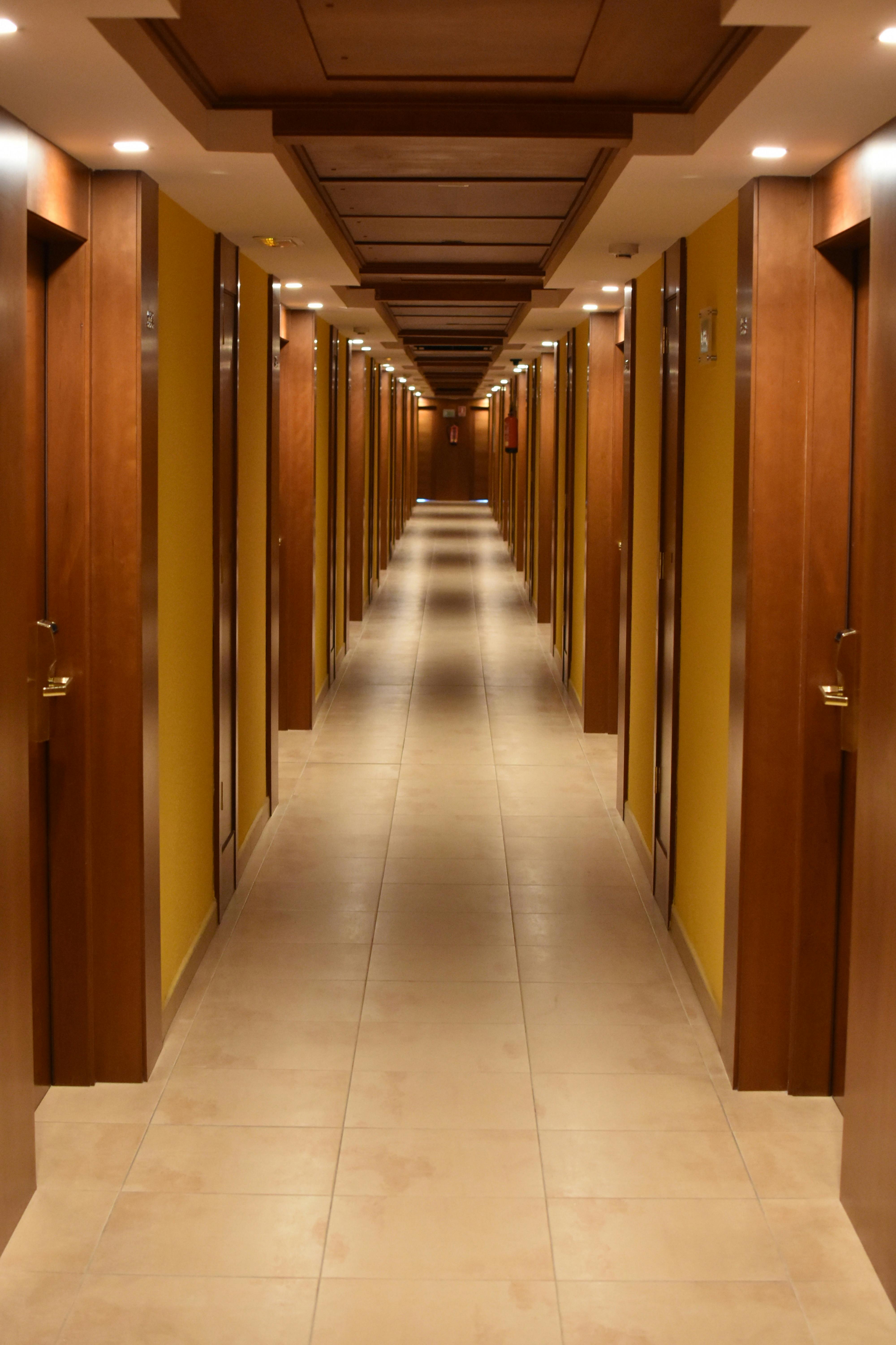 A hotel corridor | Source: Pexels