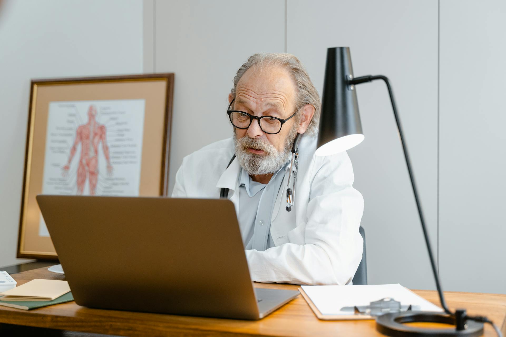 An old doctor | Source: Pexels