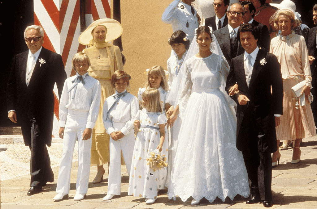 Monte-Carlo, Monaco, 29 juillet 1978 : La princesse Caroline de Monaco avec son premier mari Philippe Junot lors de leur mariage à Monaco, avec son père le prince Rainier. | Photo : Getty Images