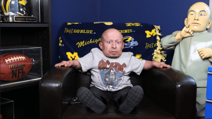 Verne Troyer in a YouTube video posted on March 28, 2018 | Photo: YouTube.com/Verne Troyer