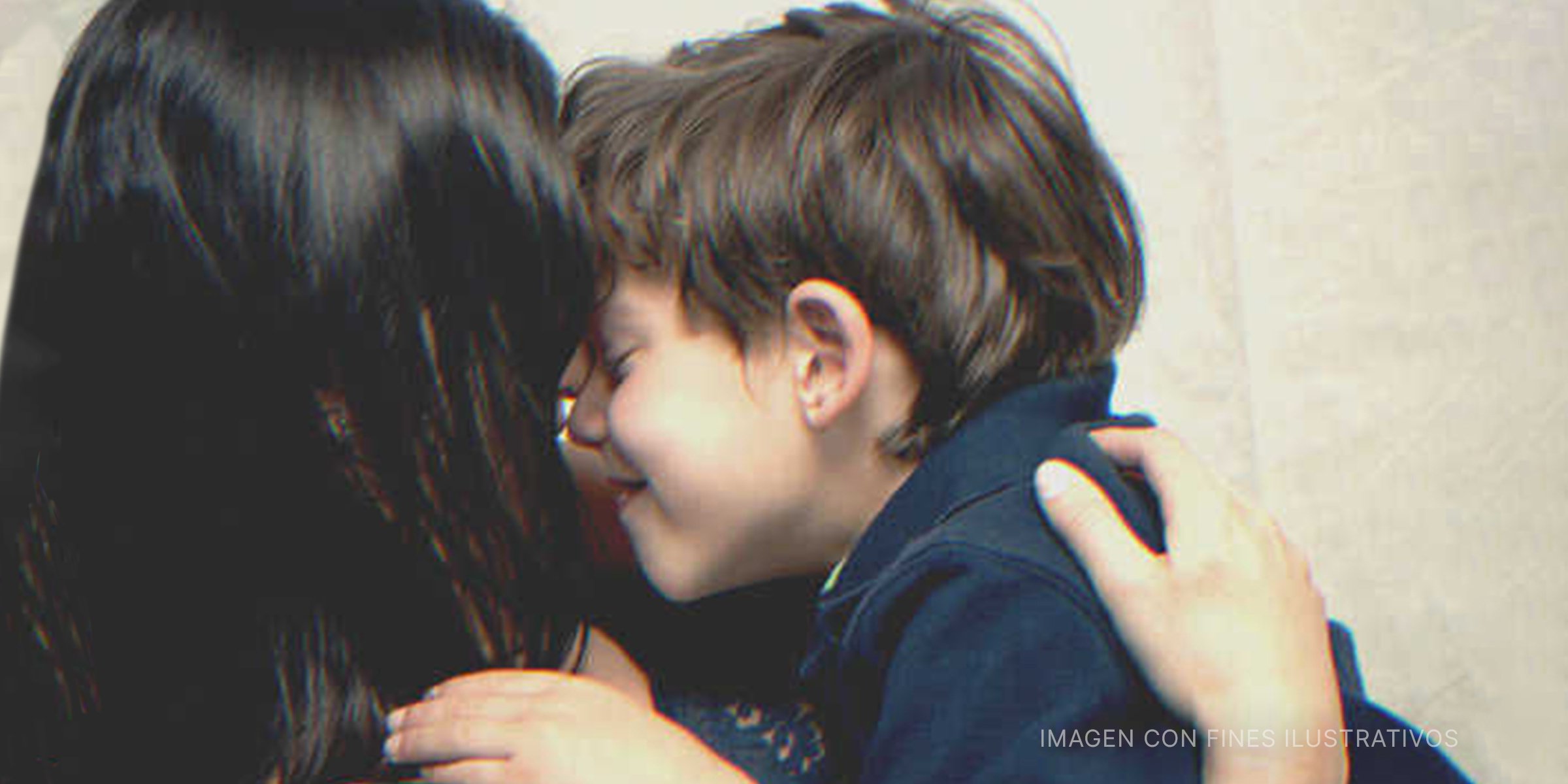 Madre e hijo abrazados. | Flickr/GabrielaP93 (CC BY 2.0)