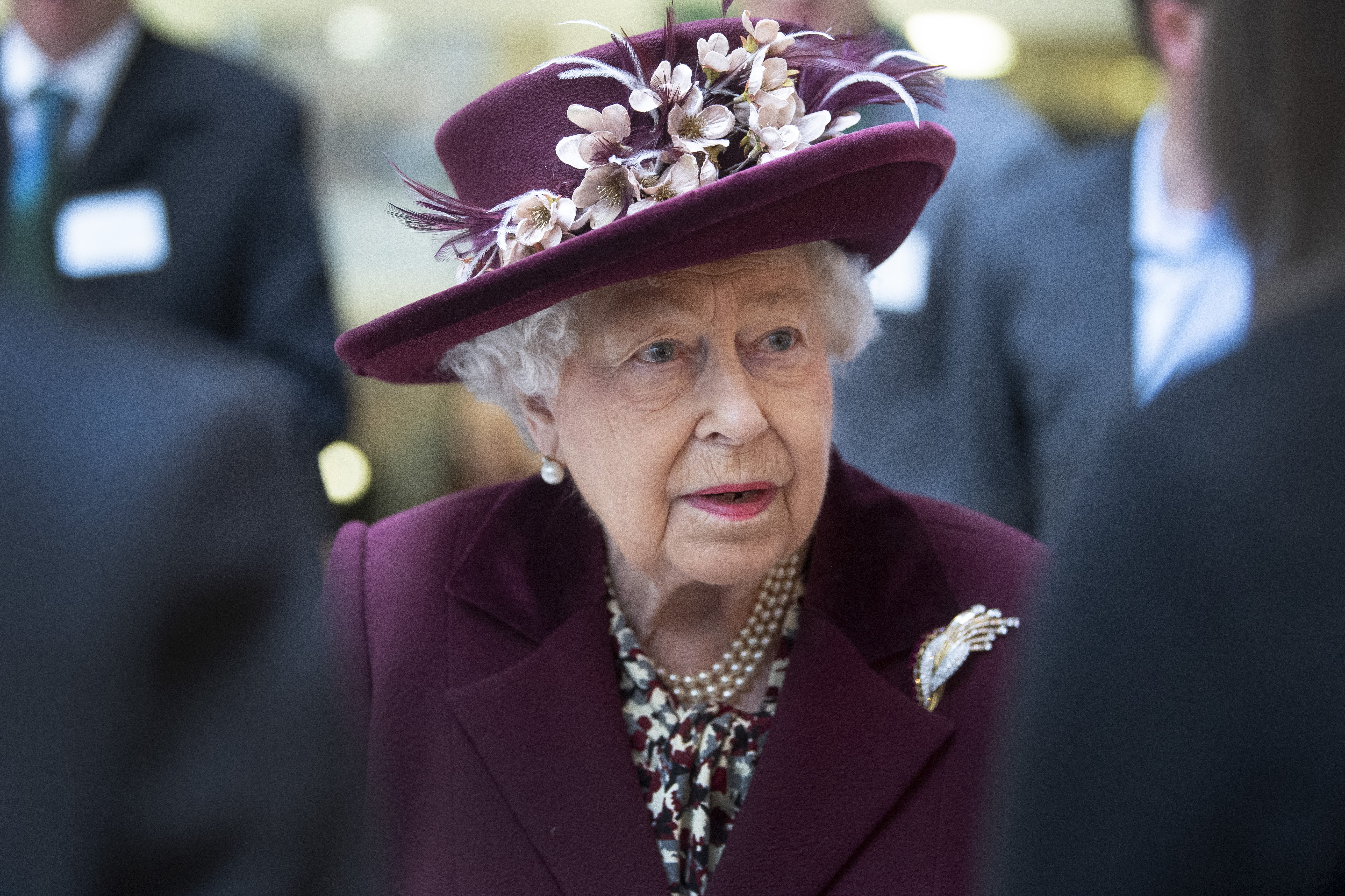 La Reina Elizabeth II habla con oficiales del MI5 durante una visita a la sede del MI5 en Thames House el 25 de febrero de 2020 en Londres, Inglaterra. | Foto: Getty Images La Reina Elizabeth II habla con oficiales del MI5 durante una visita a la sede del MI5 en Thames House el 25 de febrero de 2020 en Londres, Inglaterra. | Foto: Getty Images