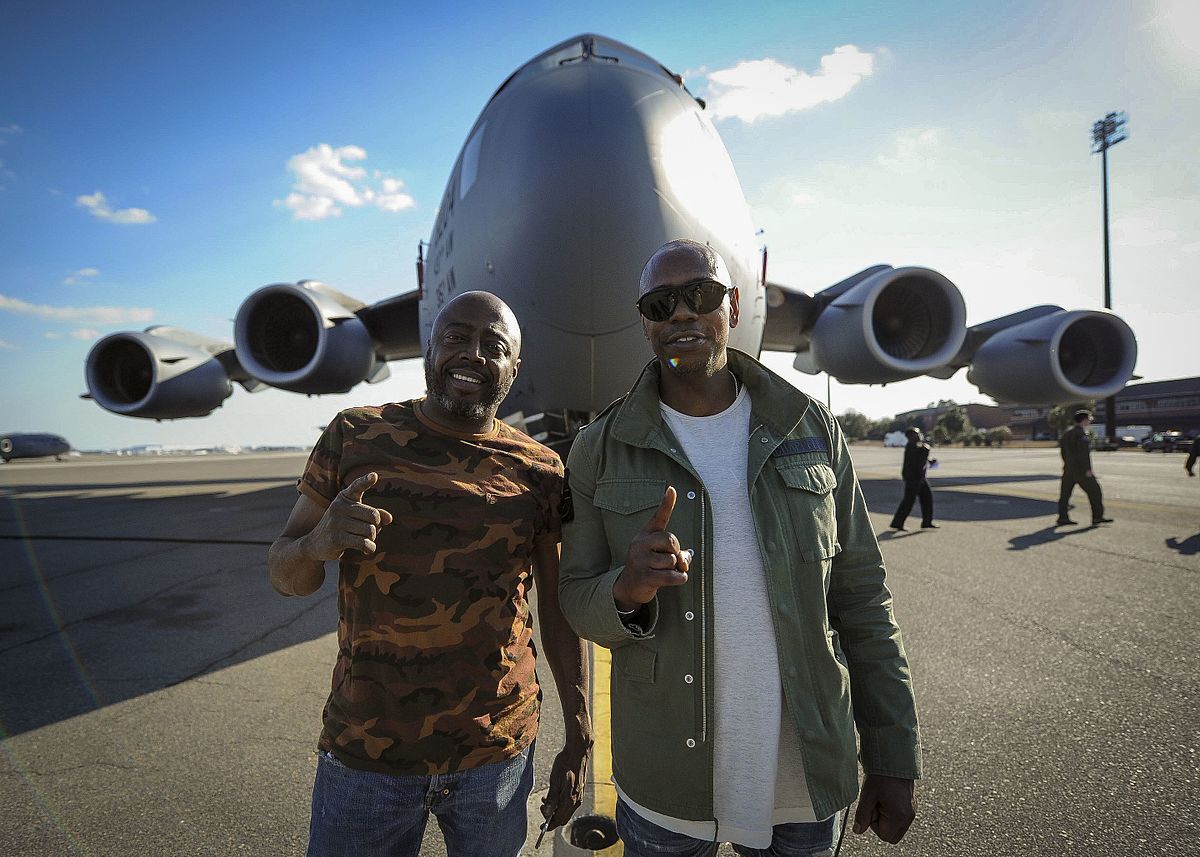 Dave Chappelle and Donnell Rawlings at Joint Base Charleston. | Photo: Wikimedia Commons Images