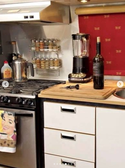 The streamlined kitchen packed the necessities of everyday life into a remarkably small footprint, with a stove, oven, sink, blender, drawers, and neatly arranged spices all within arm's reach. Even here, McConaughey's personality was visible in the details, including a colorful portrait hanging from the oven door and the rich red window covering above the counter. | Source: Instagram/ivd_ru