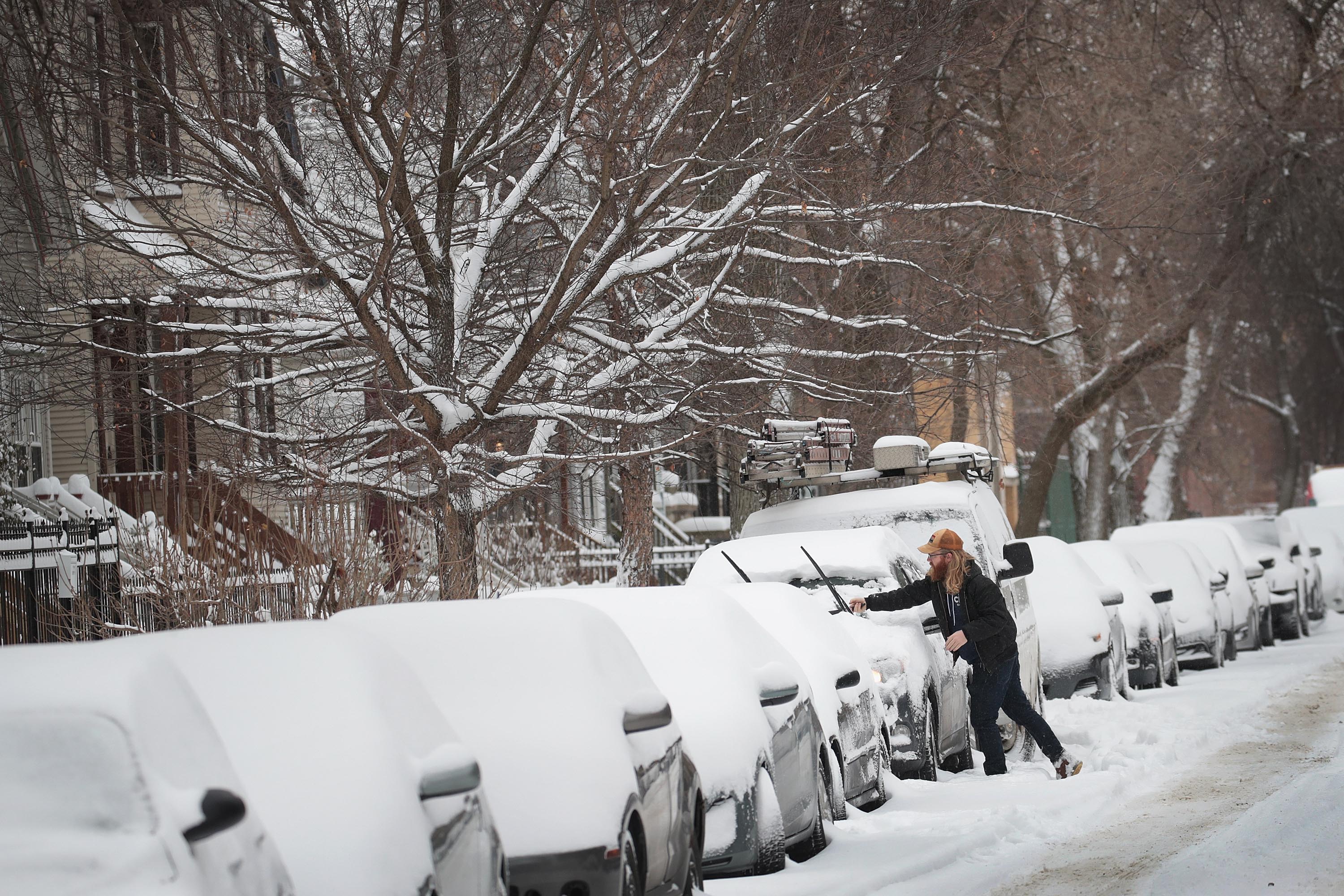 Residents clear up following a snowstorm in the area on January 19, 2019 in Chicago, Illinois | Photo: Getty Images