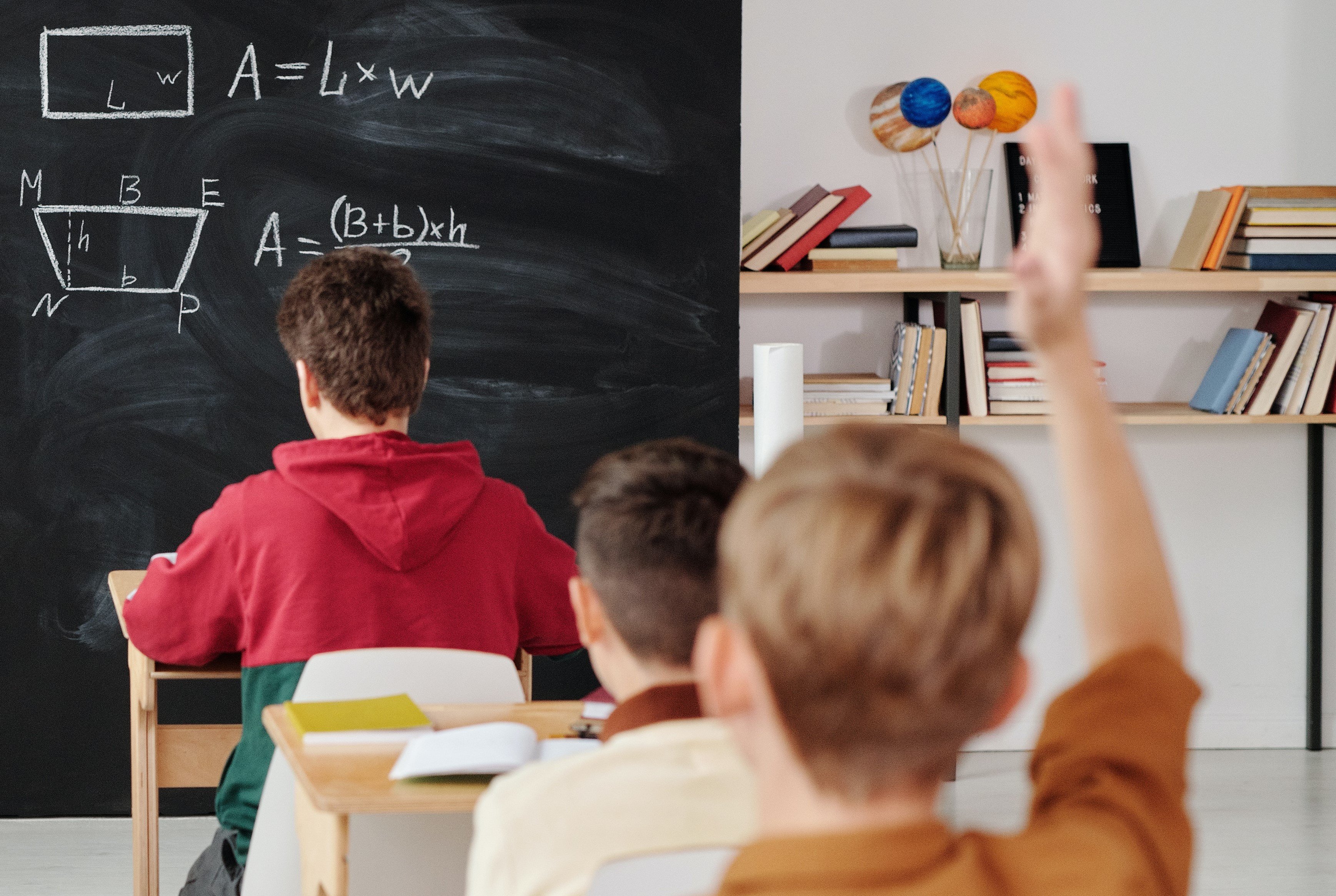 Der Schüler hatte im Matheunterricht oft Zweifel & unterbrach seine Lehrerin zur Klärung | Quelle: Pexels
