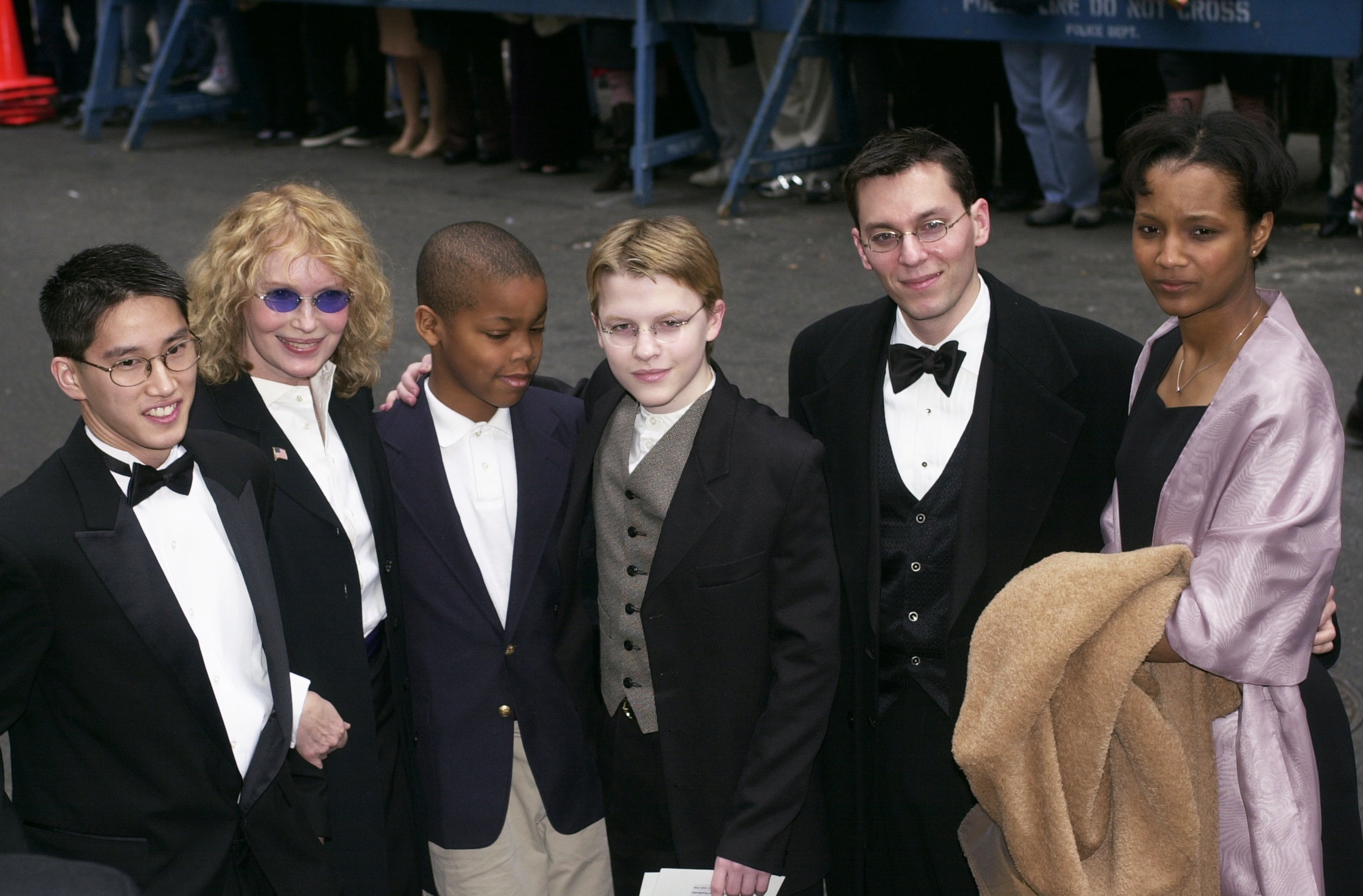 Mia Farrow and five of her children at Liza Minnelli and David Gest in 2002, in New York City. | Source: Getty Images