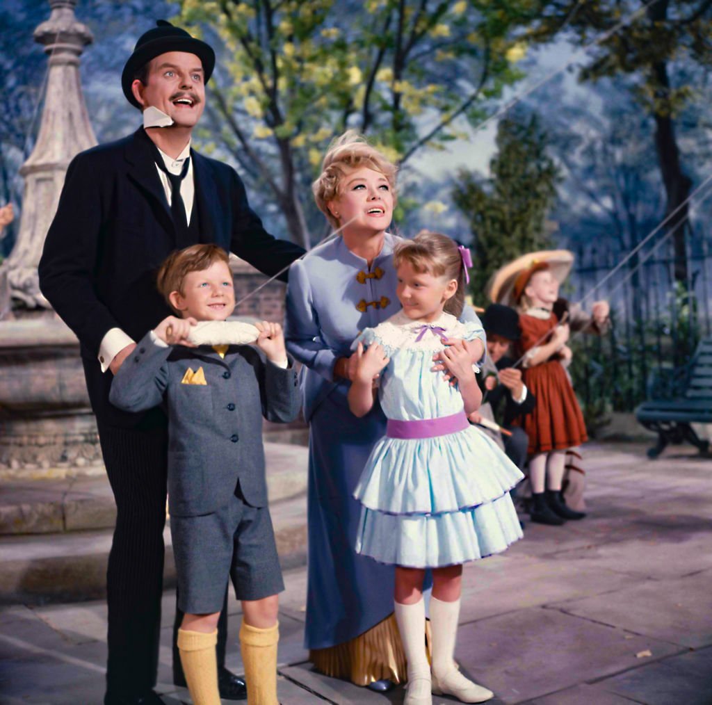 Schauspieler David Tomlinson, Glynis Johns, Matthew Garber und Karen Dotrice in einer Szene aus dem Film "Mary Poppins". | Quelle: Getty Images