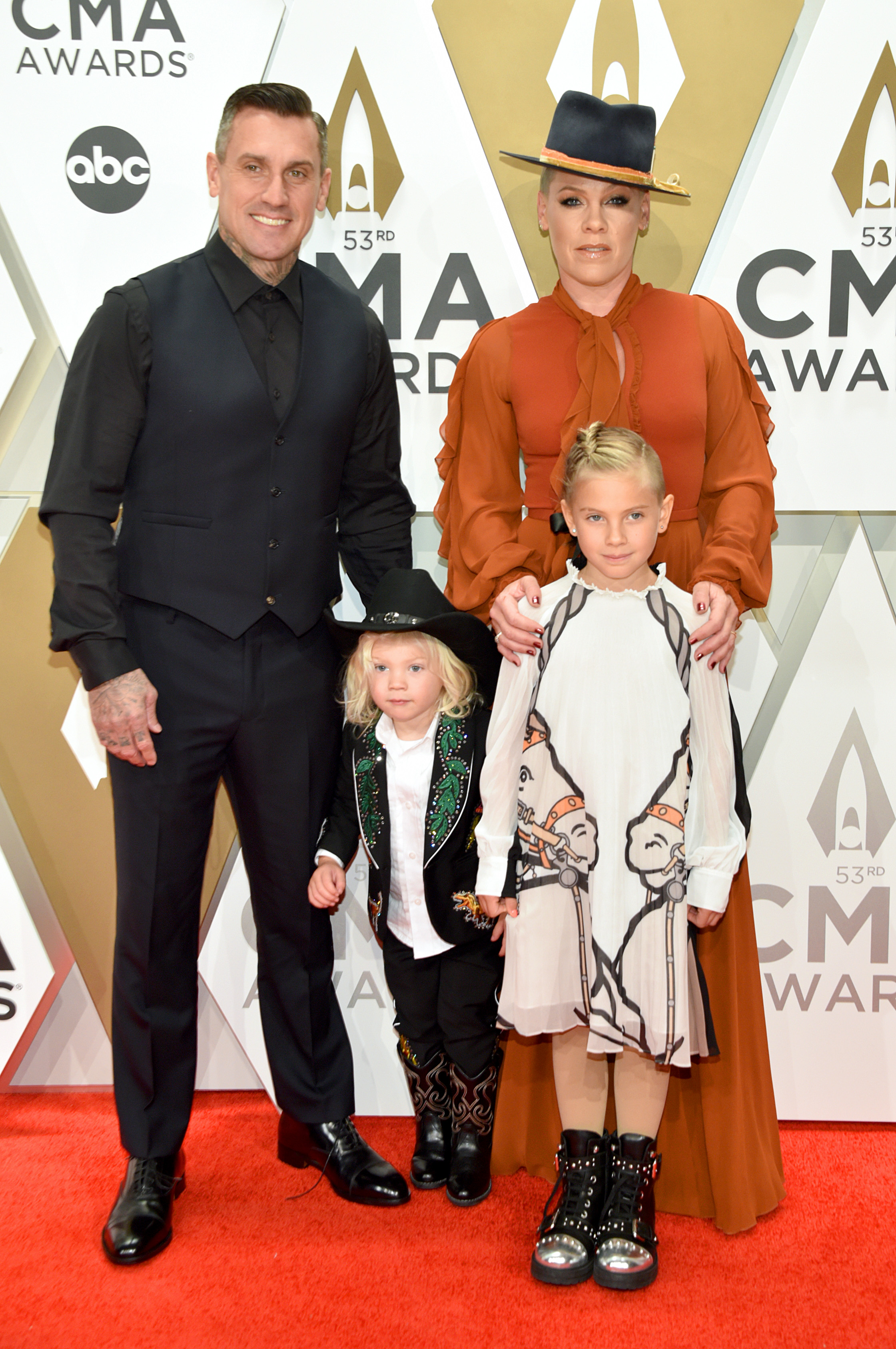 At the 53rd annual CMA Awards on November 13, 2019, in Tennessee, United States, Willow Sage Hart stood confidently between her parents and younger brother on the red carpet, embracing the country theme in a flowing printed dress and black boots. With her hair neatly braided, she looked entirely at ease amid the bright lights and flashing cameras.