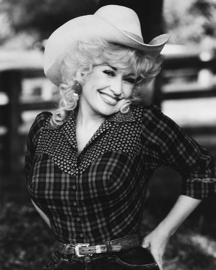 Dolly Parton in a black-and-white photo circa 1975 | Photo: Silver Screen Collection/Getty Images