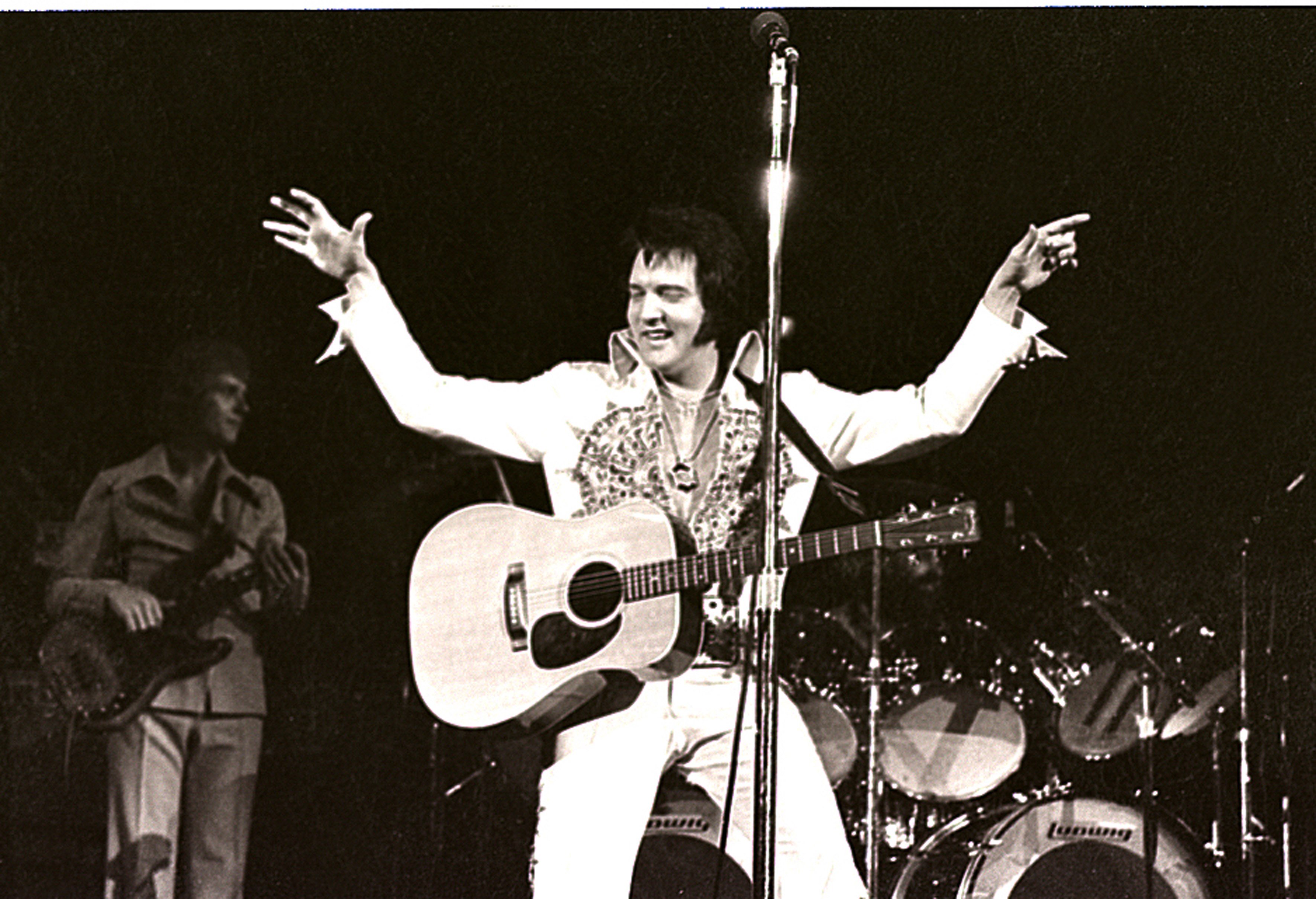 Music superstar and multi-Grammy awardee Elvis Presley during his 1977 performance in Milwaukee. | Photo: Getty Images