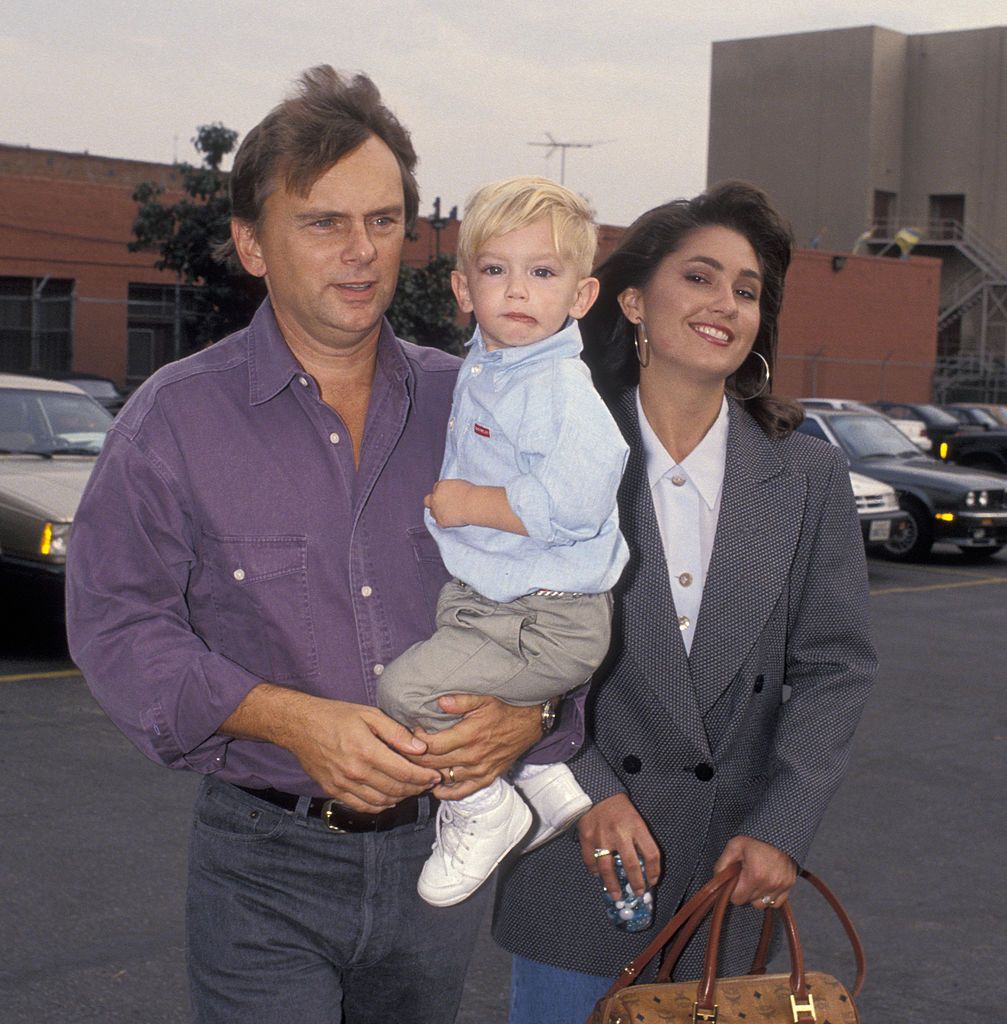 Pat Sajak, Lesly Brown, and Patrick Sajak during the premiere of "Aladdin" on November 8, 1992, at El Capitan Theater in Hollywood, California. | Source: Getty Images