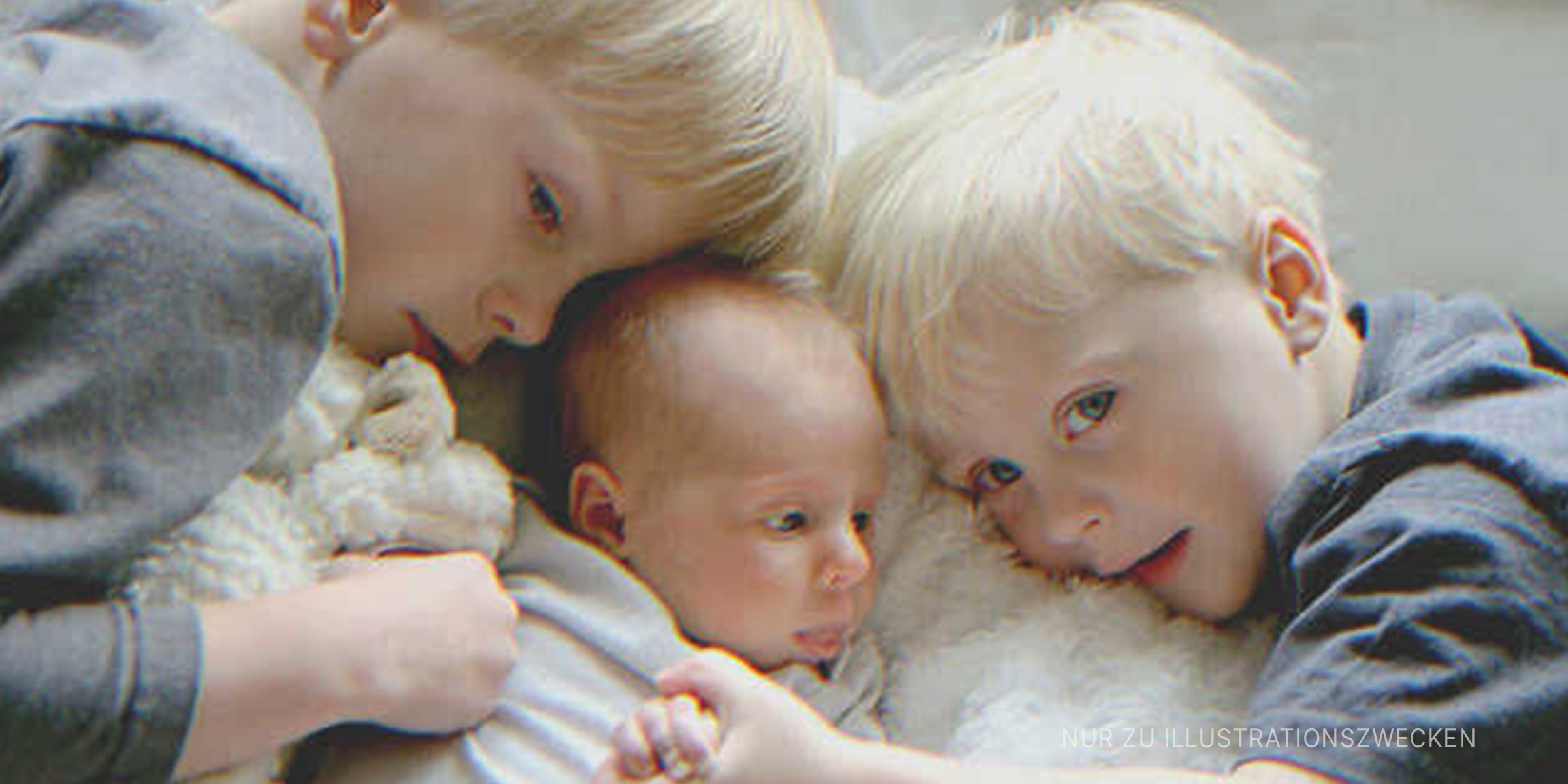 Blonde Zwillinge mit Baby. | Quelle: Shutterstock
