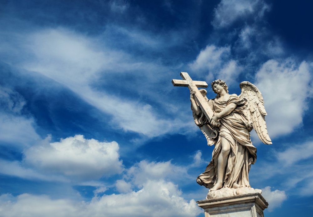 Estatua de un ángel sosteniendo una cruz.| Fuente: Shutterstock Estatua de un ángel sosteniendo una cruz.| Fuente: Shutterstock